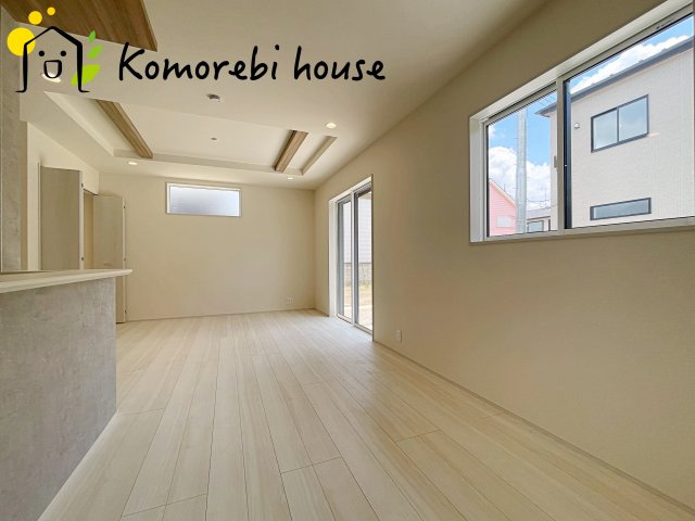 蓮田市関山3丁目　新築一戸建て　ブルーミングガーデン　01の居間・リビング|おしゃれなリビングです