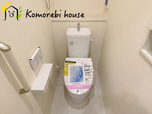 蓮田市関山3丁目　新築一戸建て　ブルーミングガーデン　01のトイレ|落ち着いたトイレです