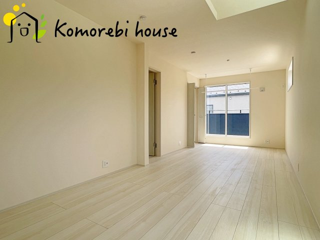 蓮田市関山3丁目　新築一戸建て　ブルーミングガーデン　01の寝室|広くて明るい寝室