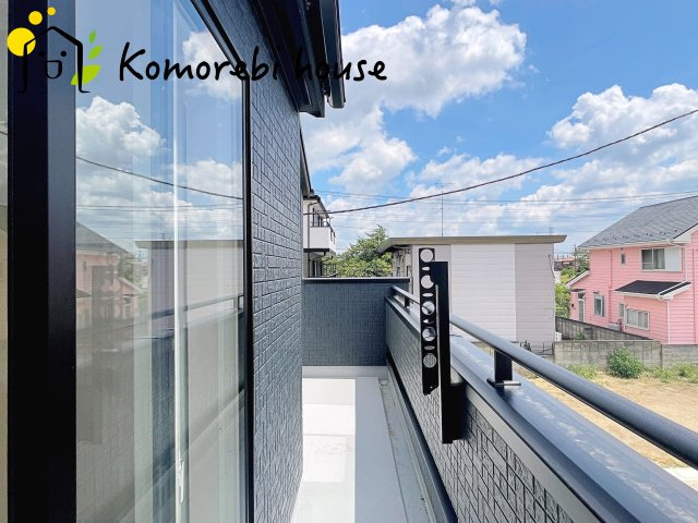 蓮田市関山3丁目　新築一戸建て　ブルーミングガーデン　01のバルコニー|暖かな日差しのふりそそぐバルコニー