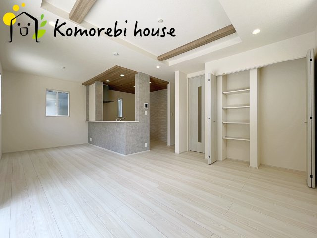 蓮田市関山3丁目　新築一戸建て　ブルーミングガーデン　01の居間・リビング|ゆったりとした居間です