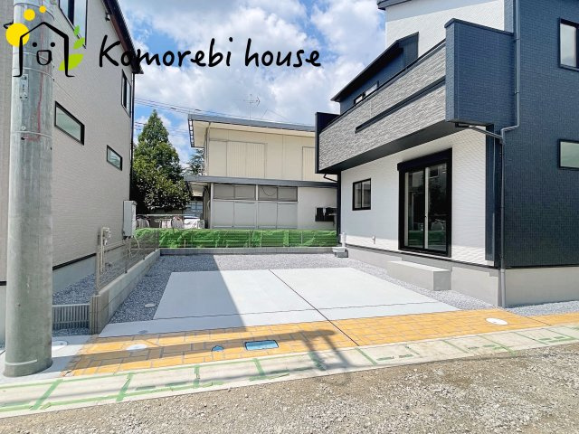 蓮田市関山3丁目　新築一戸建て　ブルーミングガーデン　01の駐車場|車をお持ちの方に嬉しい駐車場付きの物件です