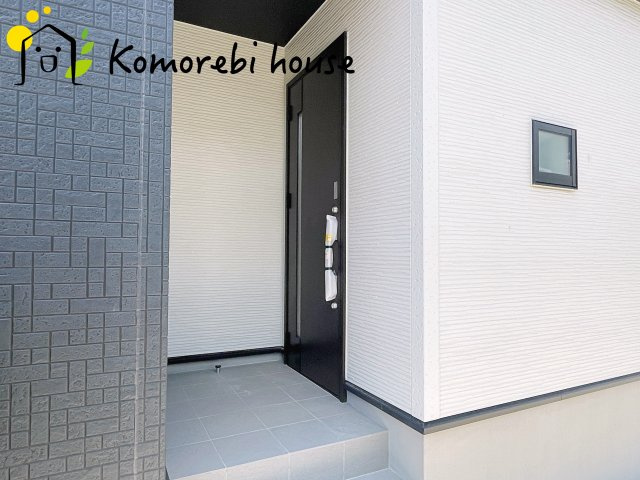 蓮田市関山3丁目　新築一戸建て　ブルーミングガーデン　01の玄関|きれいな玄関です