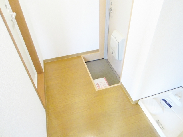 シャンテ東十条の玄関|玄関横に室内洗濯機置場あり♪