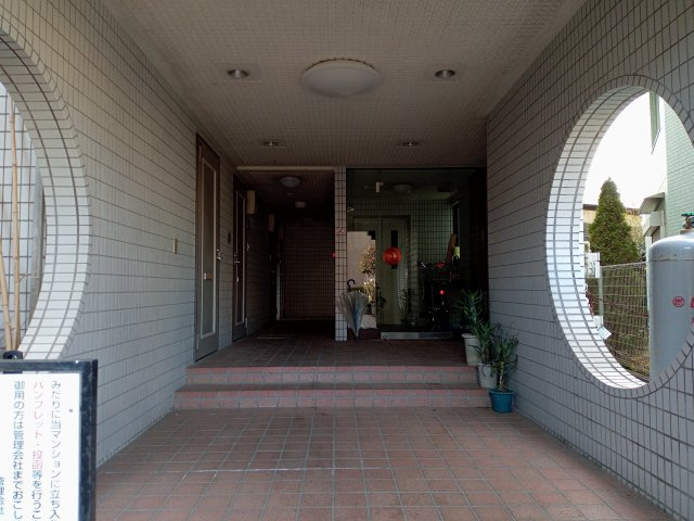 川崎市多摩区菅城下の賃貸マンションのエントランス