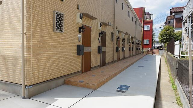 稲城市矢野口のアパートのエントランス