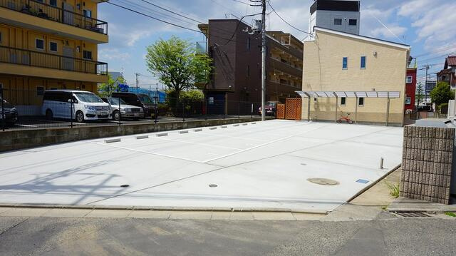 稲城市矢野口のアパートの駐車場