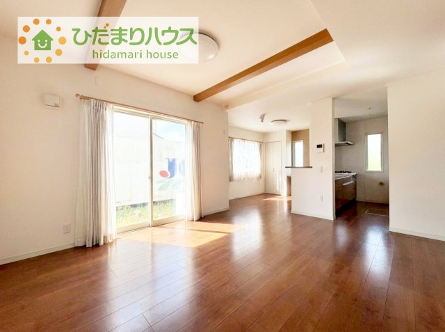 【居間・リビング】 | 阿見町よしわら２丁目　中古戸建 | 陽当たりが良く明るい空間を演出してくれるリビング！
※家具等をAI加工により削除しております。