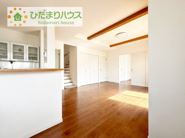 【居間・リビング】 | 阿見町よしわら２丁目　中古戸建 | キッチンでお料理しながらテレビも見れちゃいます！
※家具等をAI加工により削除しております。