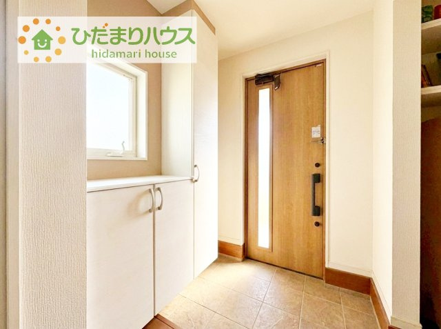 【玄関】 | 阿見町よしわら２丁目　中古戸建 | 明るい玄関はまさにお家の顔となります！
※家具等をAI加工により削除しております。