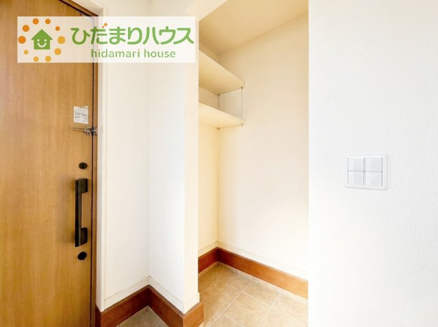 【玄関】 | 阿見町よしわら２丁目　中古戸建 | シューズインクローク付きでベビーカーやゴルフバックなど収納に困るものもスッキリ！
※家具等をAI加工により削除しております。