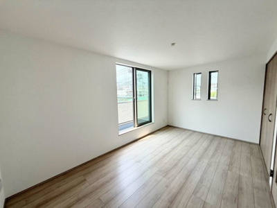 【子供部屋】 | 山本町５丁102　新築一戸建 | 全室２面採光の明るい住まい！たっぷりの陽光に包まれる明るい住まいに気持ちも明るくなりますね♪