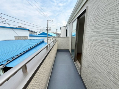 【バルコニー】 | 山本町５丁102　新築一戸建 | 南面バルコニーです！日当たり良好で洗濯物がよく乾きますね♪バルコニー３カ所ございますので、洗濯物が多い日も沢山干せるので、安心ですね！