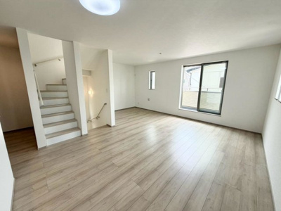 【居間・リビング】 | 山本町５丁102　新築一戸建 | 穏やかな光が差し込む室内には、穏やかな時間が流れます。休日には、落ち着いた空間で自分の趣味を楽しむのはいかがですか。
