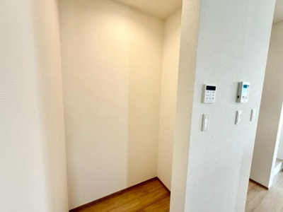 【収納】 | 山本町５丁102　新築一戸建 | サイドにパントリースペースがありますので、雑多になりやすいものを見えなくできるのに重宝します。