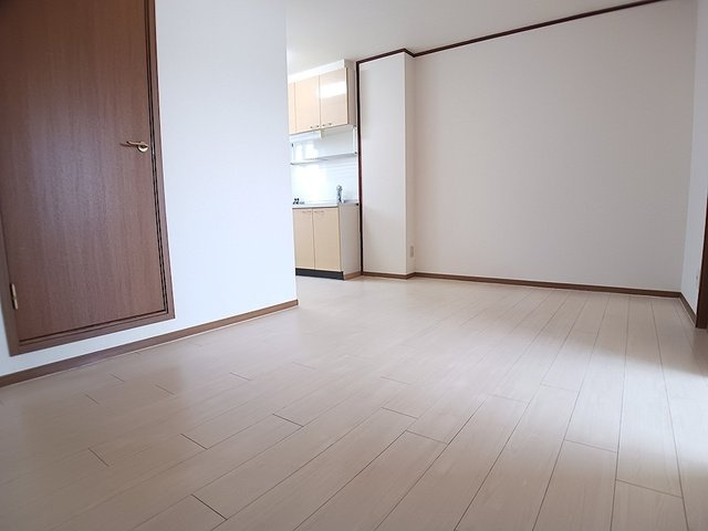 【居間・リビング】 | グリーンコート柿内 | こちらの居間で趣味の時間をお楽しみください