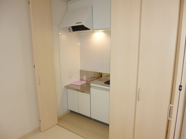 イーストヤマカのキッチン|扉でキッチンスペースが隠せます。