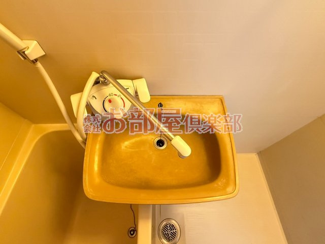 コーポラス坂井の洗面所|明るい洗面所です