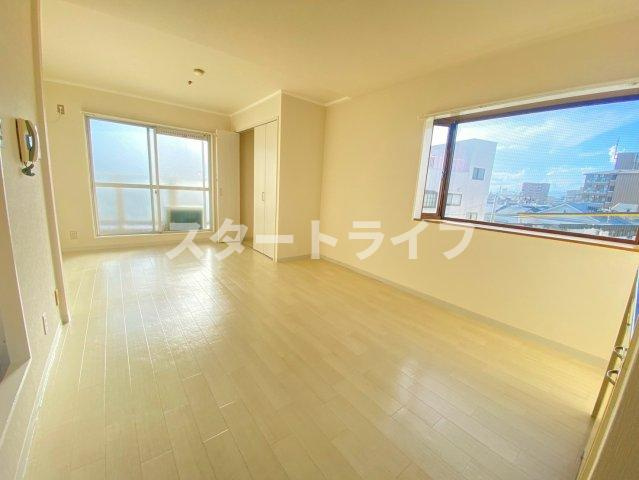 大阪市東淀川区小松４丁目の賃貸マンションの居間・リビング