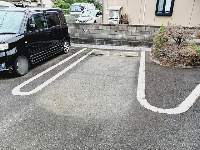 エヴァ－グリ－ンの駐車場