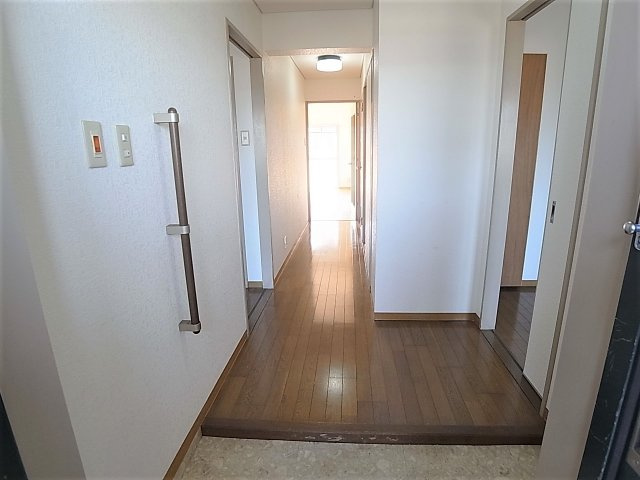 パークアベニュー南五葉の玄関|広めの玄関からは各部屋見えにくい設計