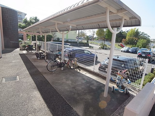 パークアベニュー南五葉のその他共用部分|自転車、バイク置場も広々、嬉しい屋根付き