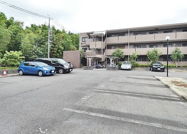 ピアネーズ神ノ倉の駐車場|駐車場があるので、車を買う予定の方も安心です