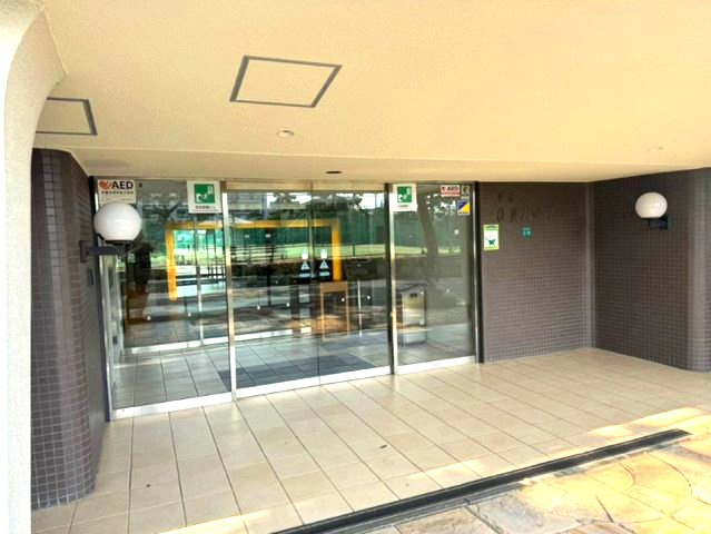 芦屋松浜ハイツのエントランス|オートロック、ＴＶモニタ付きインターホンなど、セキュリティのしっかりした物件です。