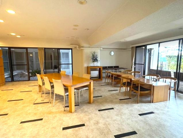 芦屋松浜ハイツのエントランス|来訪者や居住者がくつろげるエントランス