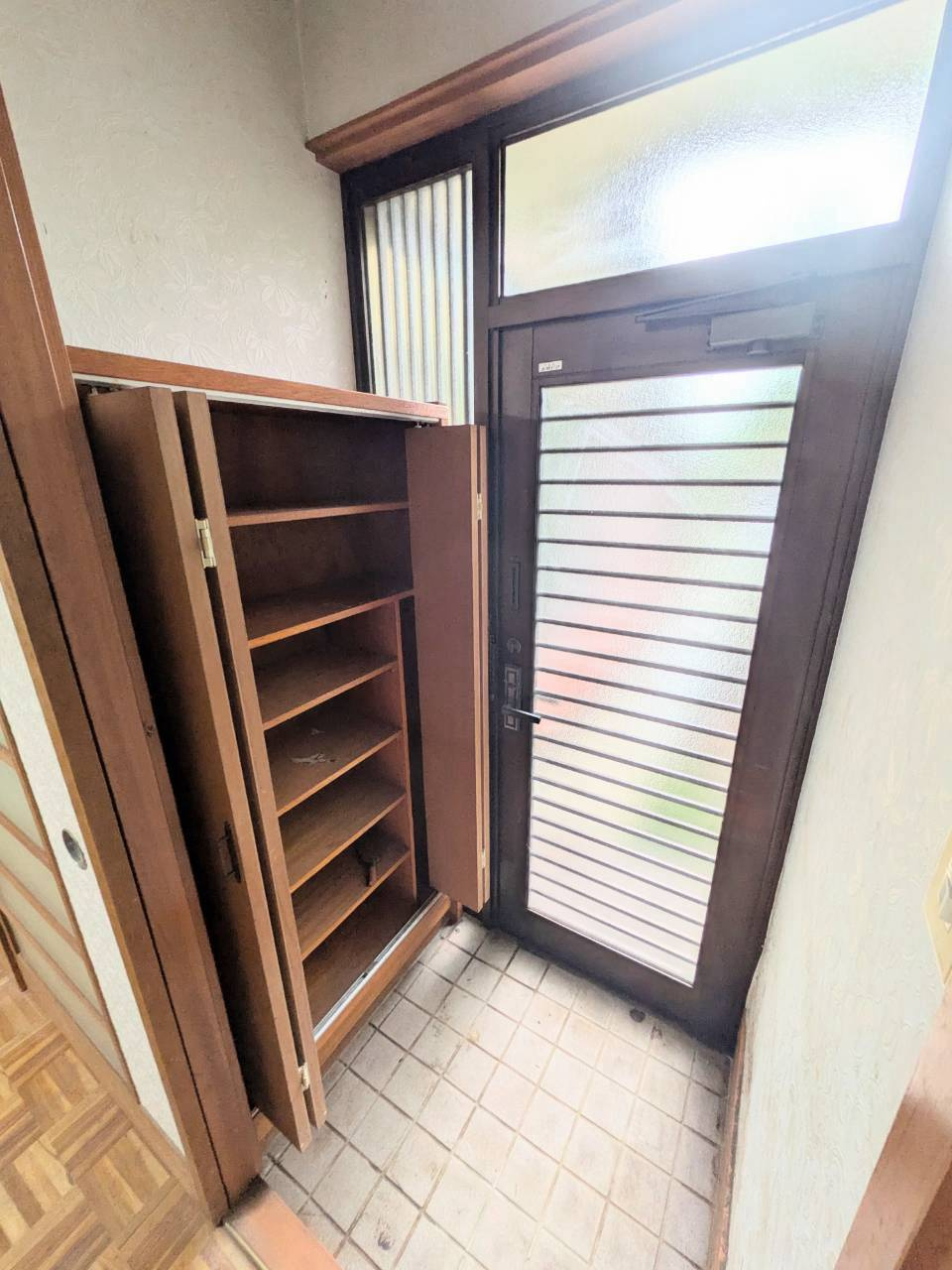 中古戸建て 大字青木（東飯能駅）690万円 埼玉県飯能市 駐車場スペース２台分付の玄関|おうちの顔となる明るい玄関スペースです。シューズボックスを備え、靴や小物をすっきり収納可能。家族やゲストを心地よく迎えてくれます。