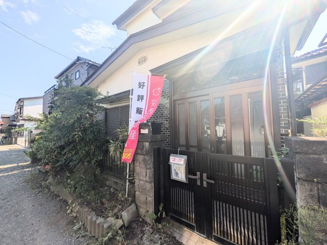 中古戸建て 大字青木（東飯能駅）750万円 埼玉県飯能市 駐車場スペース２台分付の周辺|防犯性に配慮された重厚感のある門扉。プライバシーを守りつつ、住まいの品格を高めてくれる落ち着いたデザインが魅力です。