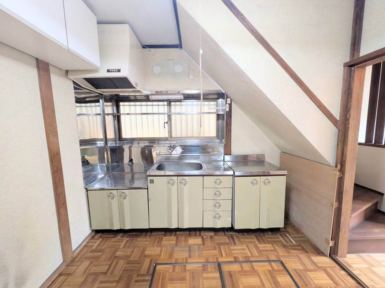 中古戸建て 大字青木（東飯能駅）690万円 埼玉県飯能市 駐車場スペース２台分付のキッチン|明るく開放的なシステムキッチンです。広々とした調理スペースと豊富な収納を備え、毎日の料理や後片付けが快適におこなえる機能的な設計です。