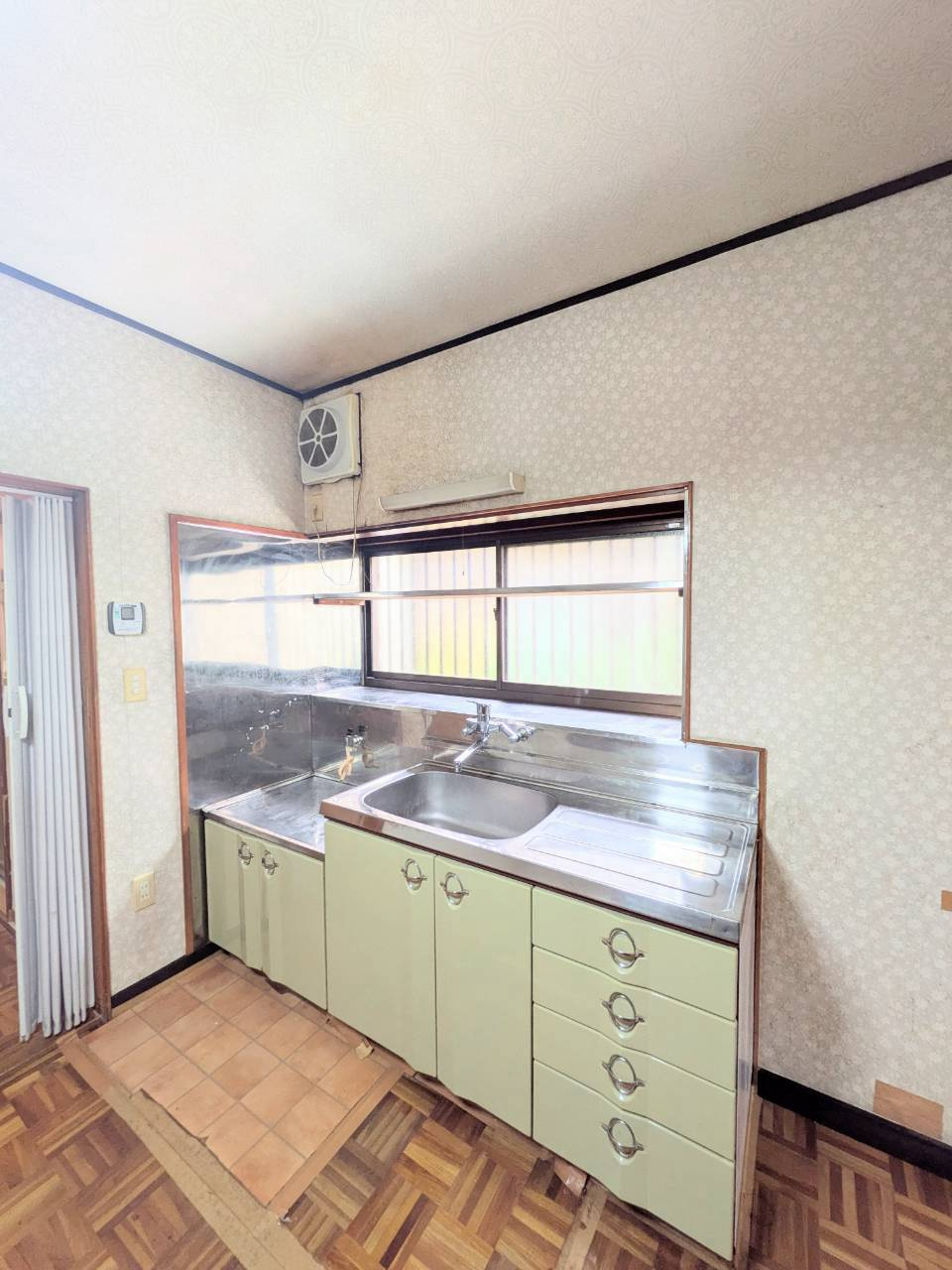 中古戸建て 大字青木（東飯能駅）690万円 埼玉県飯能市 駐車場スペース２台分付のキッチン|お料理がはかどる使い勝手の良いキッチン空間。作業動線に配慮されたレイアウトで、ご家族との会話を楽しみながら楽しく調理ができる魅力的な空間です。