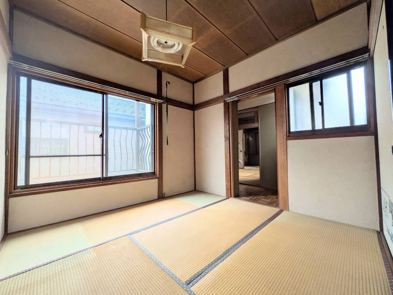 中古戸建て 大字青木（東飯能駅）690万円 埼玉県飯能市 駐車場スペース２台分付の和室|陽光がやさしく差し込む明るい和室空間。客間やお子様のお昼寝スペース、趣味の部屋など、暮らしに合わせて多用途に活躍する落ち着きの空間です。