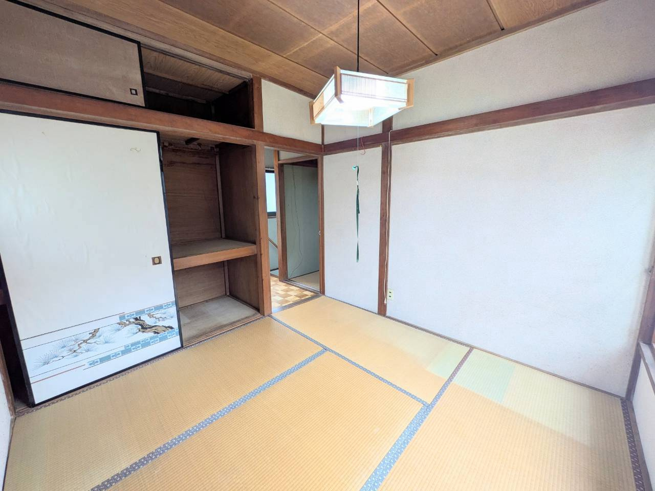 中古戸建て 大字青木（東飯能駅）750万円 埼玉県飯能市 駐車場スペース２台分付の和室|落ち着いた雰囲気が魅力の和室スペースです。客間としてはもちろん、お子様の遊び場や日々のくつろぎの場として多目的に活躍する心地よい一室です。