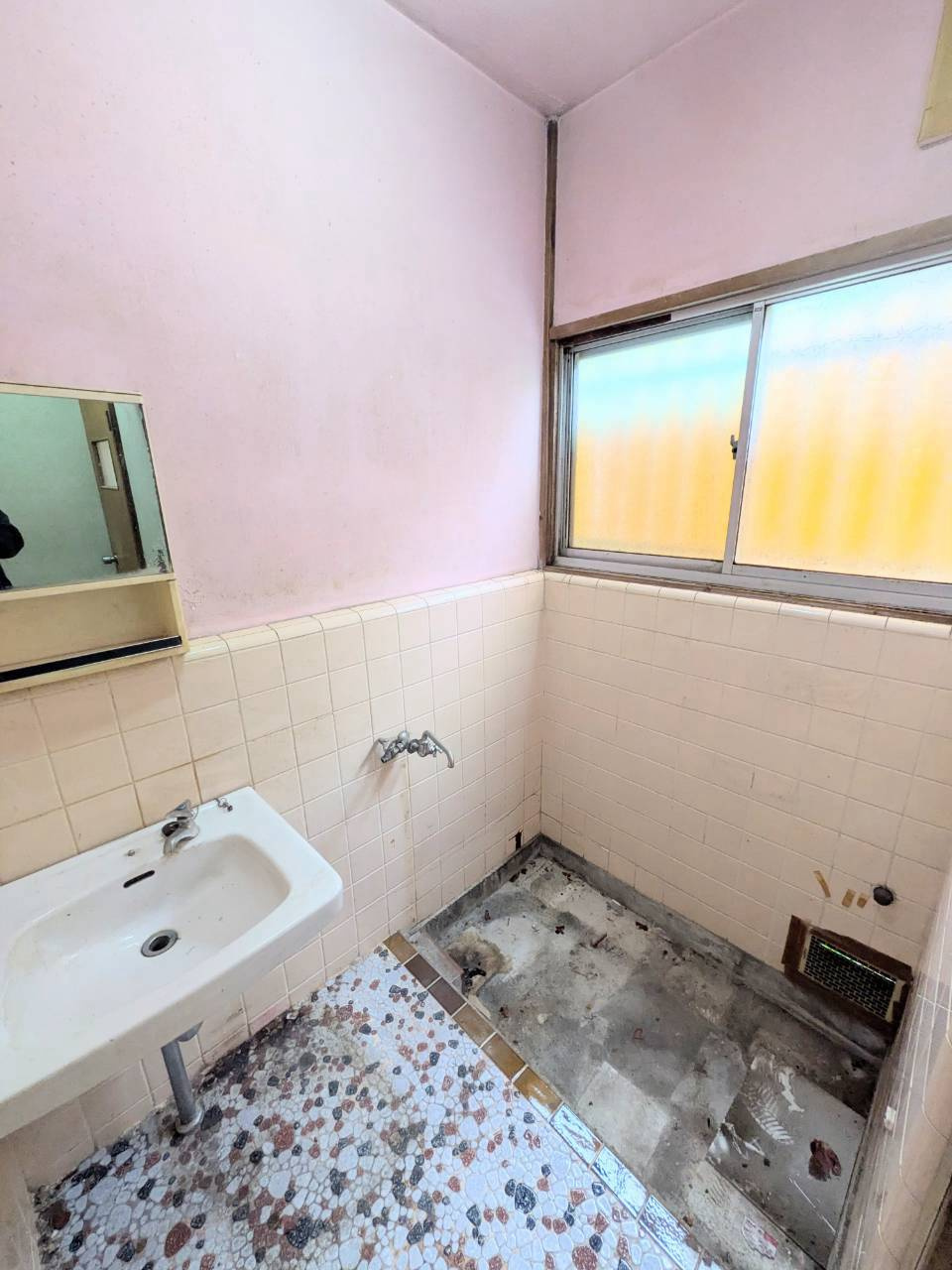 中古戸建て 大字青木（東飯能駅）750万円 埼玉県飯能市 駐車場スペース２台分付の洗面所|すっきりとしたコンパクトな洗面スペース。余計な装飾がなくお手入れもラクラク。毎日の手洗いやちょっとした身支度に便利なシンプルな仕様です。洗濯機置場をこちらに移設するのも有だと思います