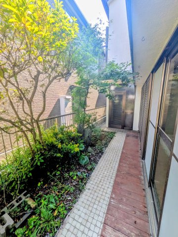 中古戸建て 大字青木（東飯能駅）690万円 埼玉県飯能市 駐車場スペース２台分付の庭|縁側からもう一つの玄関へ