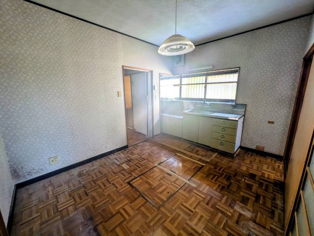 飯能市青木中古戸建のキッチン|昔ながらの使い勝手の良さと温かみを感じられるキッチンです。お好みの収納や調理家電を自由にレイアウトして、自分好みの使いやすいお料理スペースにカスタマイズしていただけます♪