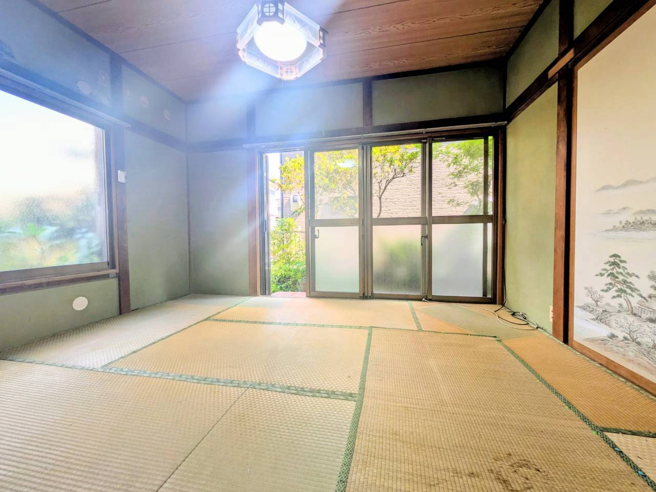 飯能市青木中古戸建の和室|心を落ち着かせる豊かな香りと柔らかな畳の質感が魅力の和室です。客間やお子様の遊び場としてはもちろん、ごろんと横になってリラックスできる癒やしの空間としても便利にお使いいただけます♪