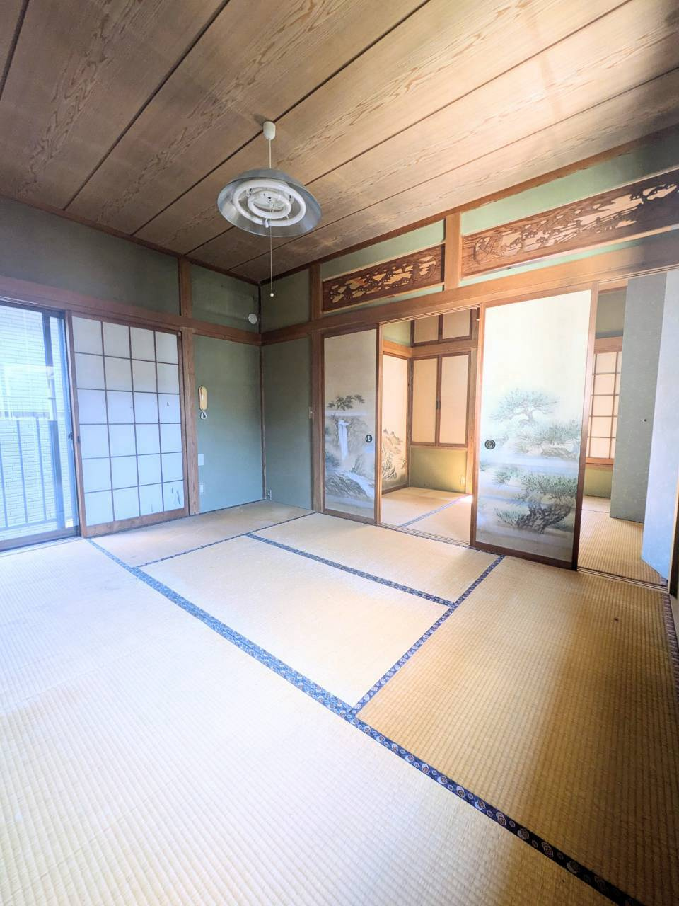 飯能市青木中古戸建の和室|窓からの穏やかな光が差し込む、明るく落ち着いた印象の和室です。押し入れなどの収納スペースもしっかりと備わっており、寝具や季節の荷物をすっきりと片付けてお部屋を広く保てます♪
