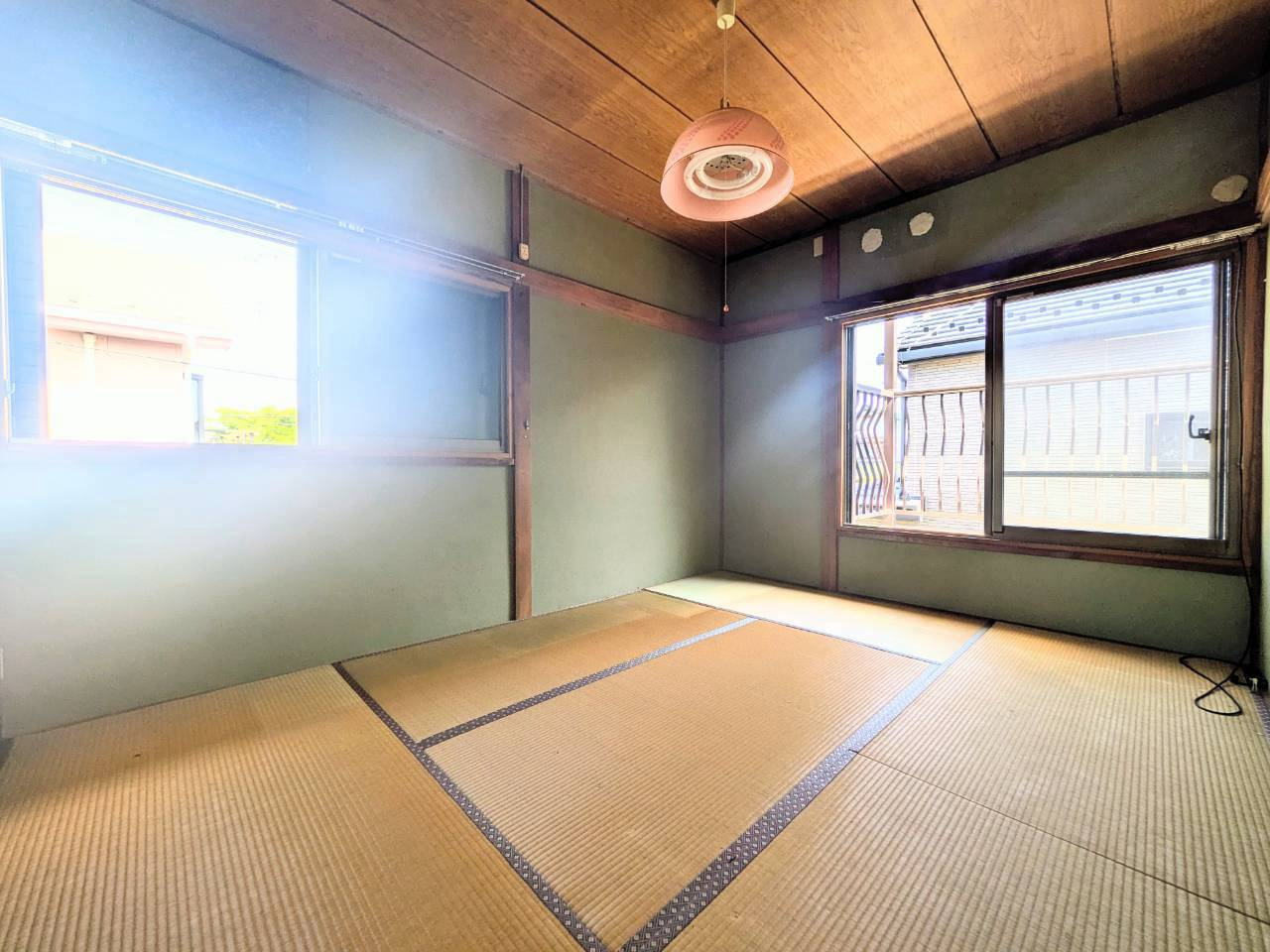飯能市青木中古戸建の和室|お部屋をいつでもすっきりと広く見せてくれる、使い勝手の良い収納付きの和室です。衣類や来客用の寝具などをしっかりとしまえるため、生活感を抑えた美しい空間を保つことができます♪