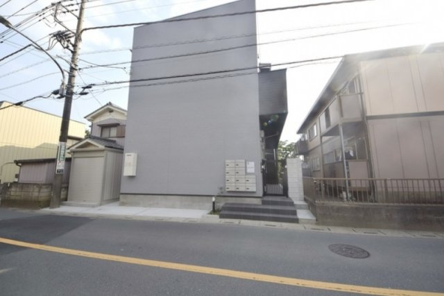 川口市東川口１丁目のアパートのエントランス