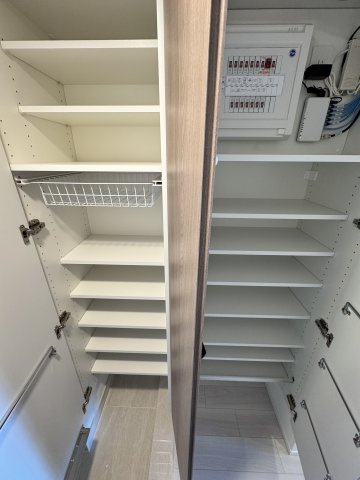 プレミスト昭島モリパークグランの玄関|※同建物内の別部屋イメージ写真です。