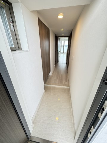 プレミスト昭島モリパークグランの玄関|※同建物内の別部屋イメージ写真です。