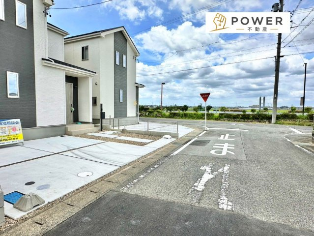 ハートフルタウン　豊田市畝部東町２期の前面道路含む現地写真|十分な幅が確保されており、車の出し入れもスムーズ。お子様の送り迎えなど、日常の動作も快適に行えます。