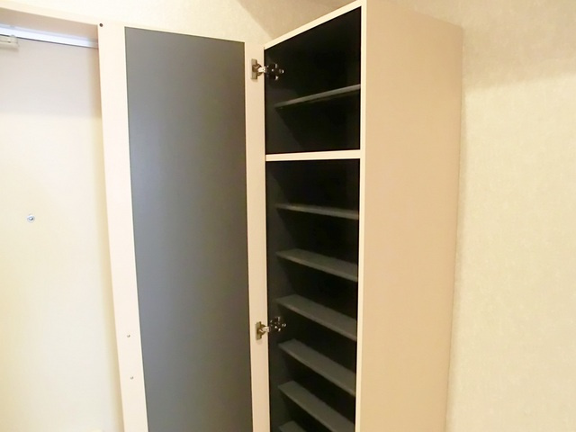 リリックコートコスモスの玄関|下駄箱付いてます。