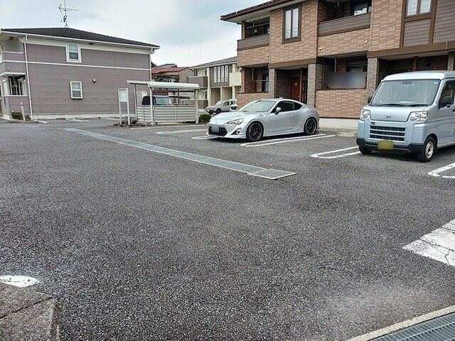 ガーデン　レイ　Ｂの駐車場