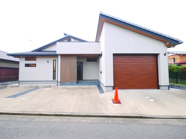 茂原市茂原　平屋中古戸建の外観|令和4年4月築5SLDK平屋ガレージ1台 計3台可能 都市が市上下水 リビング約23帖 ウッドデッキ