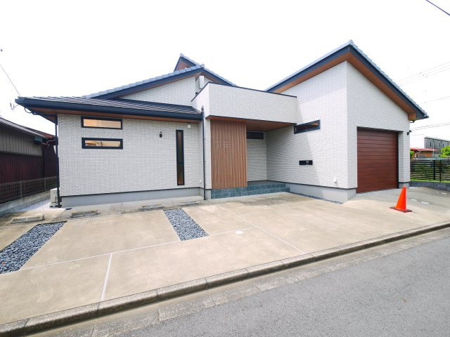 茂原市茂原　平屋中古戸建の駐車場|令和4年4月築5SLDK平屋ガレージ1台 計3台可能 都市が市上下水 リビング約23帖 ウッドデッキ