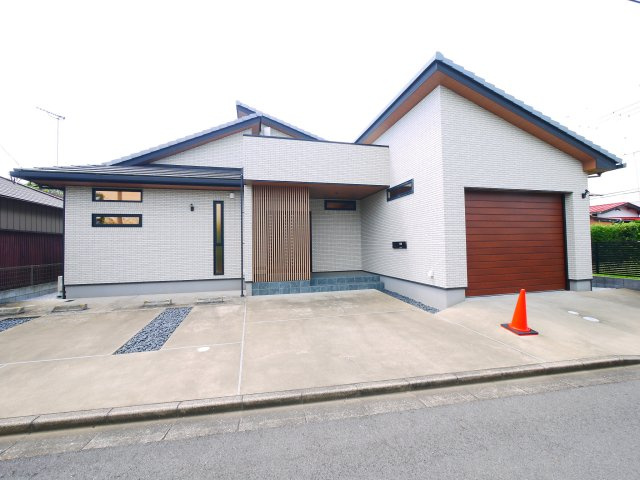 茂原市茂原　平屋中古戸建の外観|令和4年4月築5SLDK平屋ガレージ1台 計3台可能 都市が市上下水 リビング約23帖 ウッドデッキ